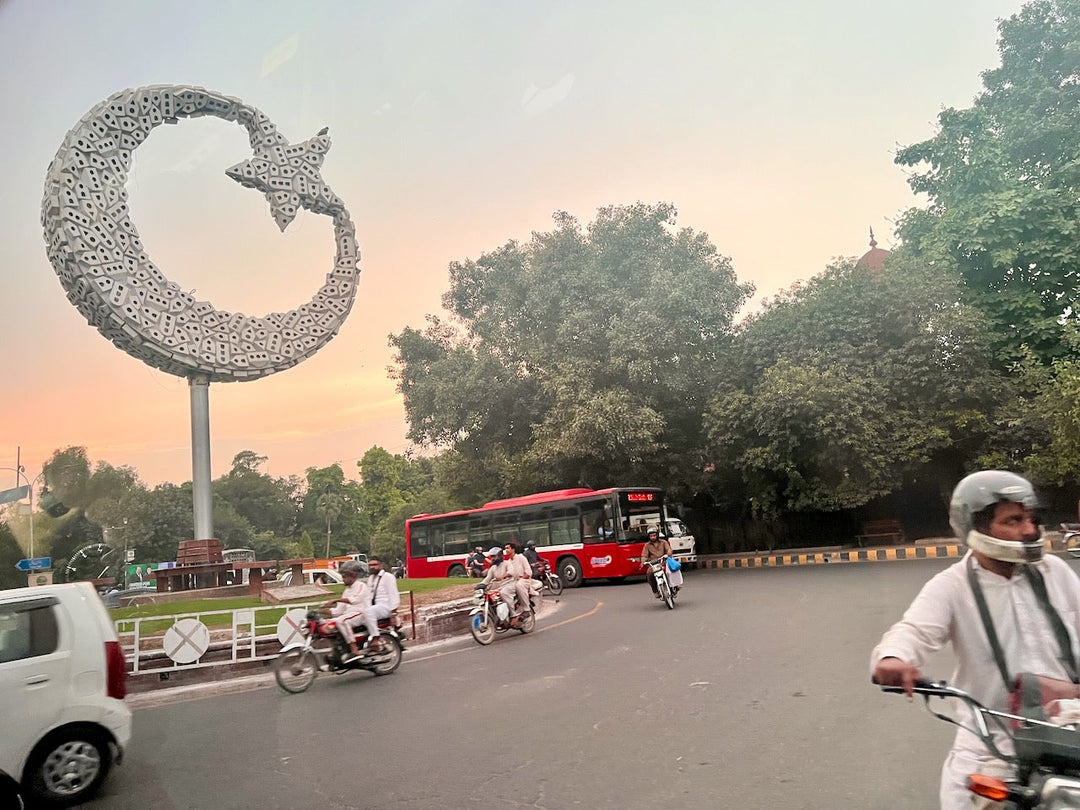 Eine Woche Lahore: Freundschaft, 36 °C, Shuttle-Looms – und warum PEKEV® unsere Motorradbekleidung anders macht